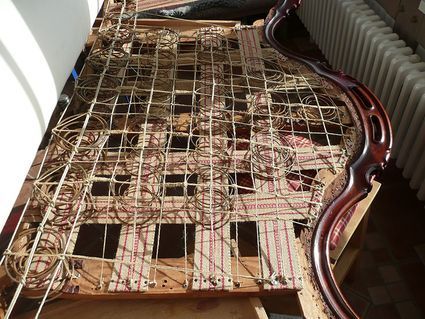 Ein Stück Holz mit vielen Drähten darauf.