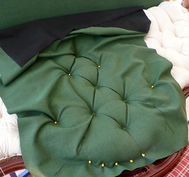 Ein grünes Kissen ist an einem Stuhl befestigt