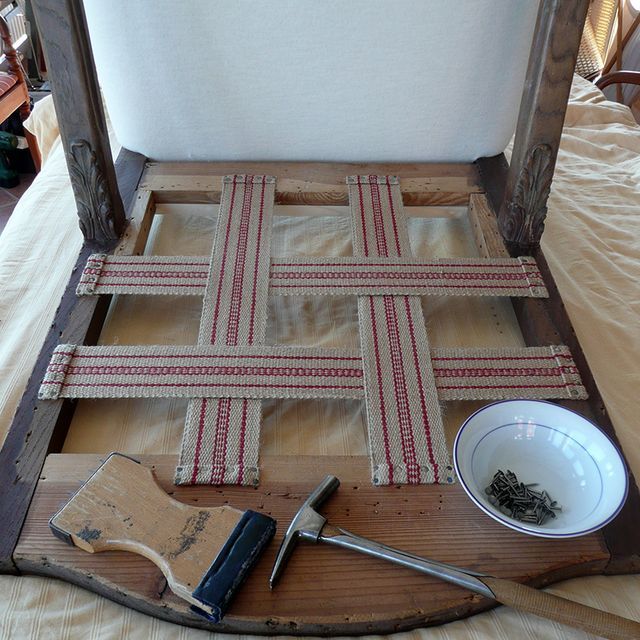 Ein Holzstuhl mit einem Hammer und einer Bürste darauf