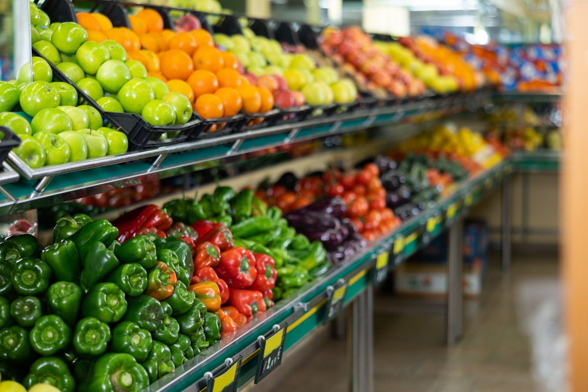 Una tienda de comestibles llena de muchas frutas y verduras.