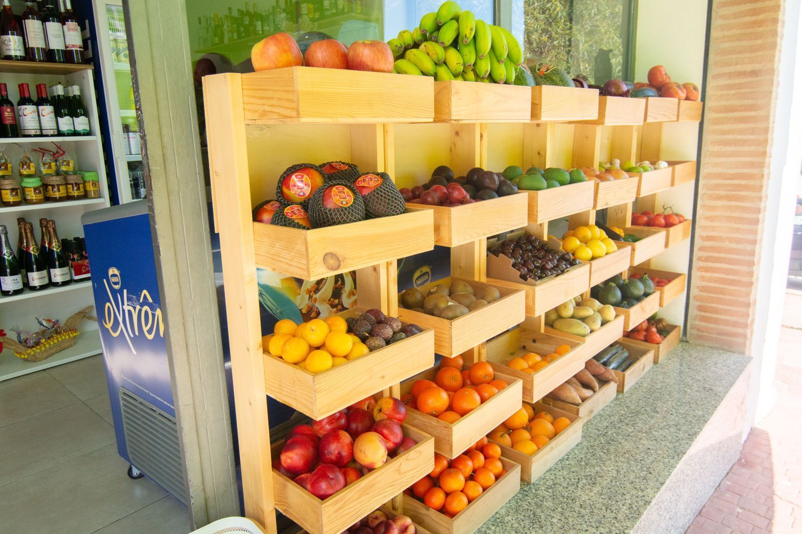 Hay muchos tipos diferentes de frutas y verduras en la mesa.