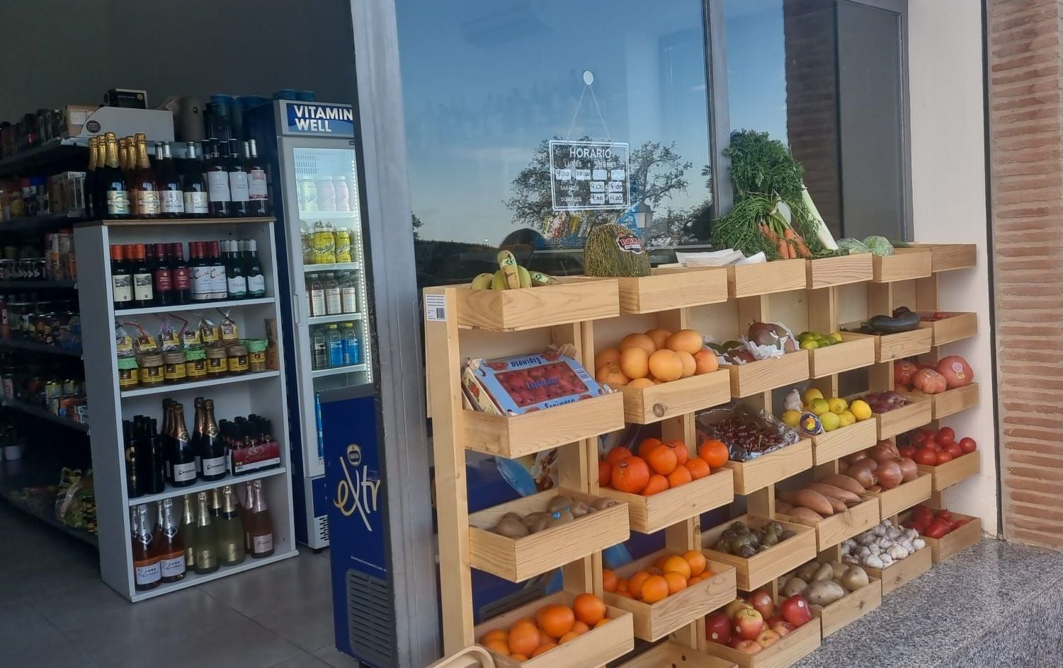 Una caja azul llena de naranjas con hojas verdes.