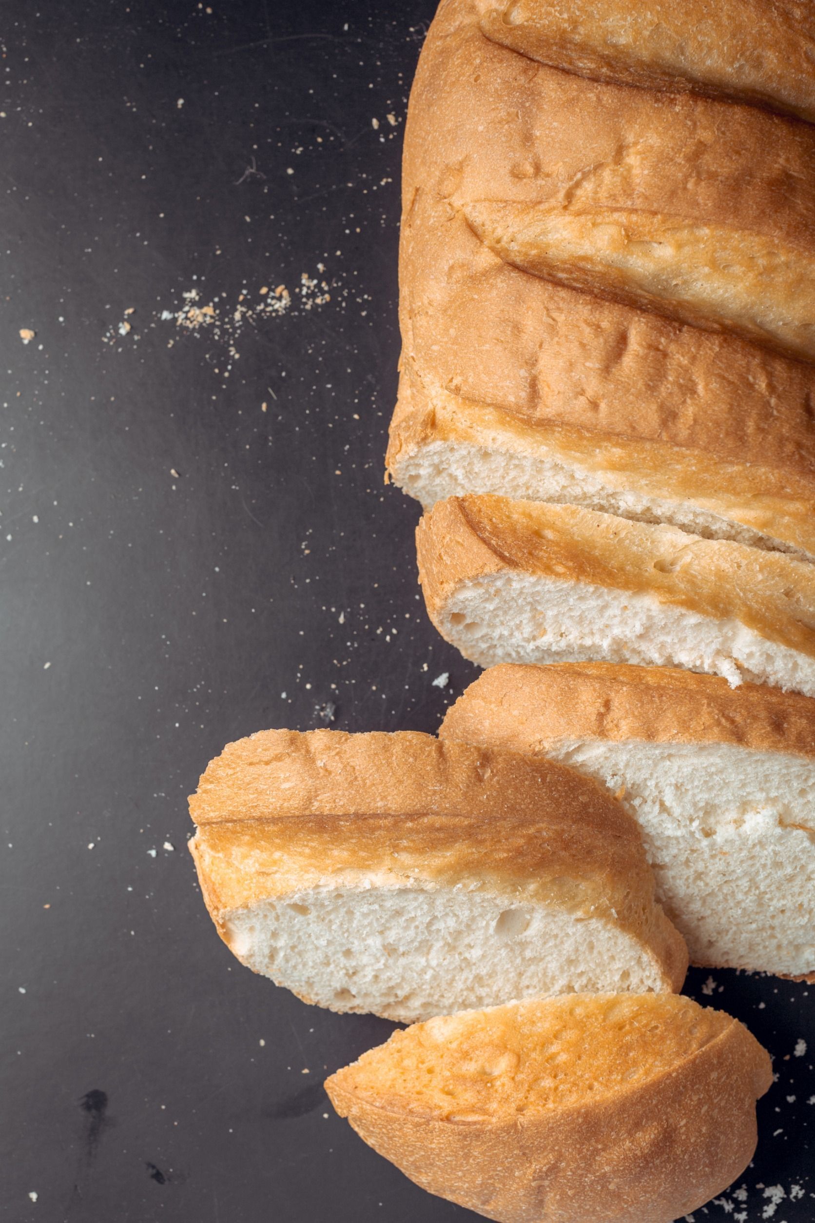 Una hogaza de pan que ha sido cortada en rodajas sobre una mesa