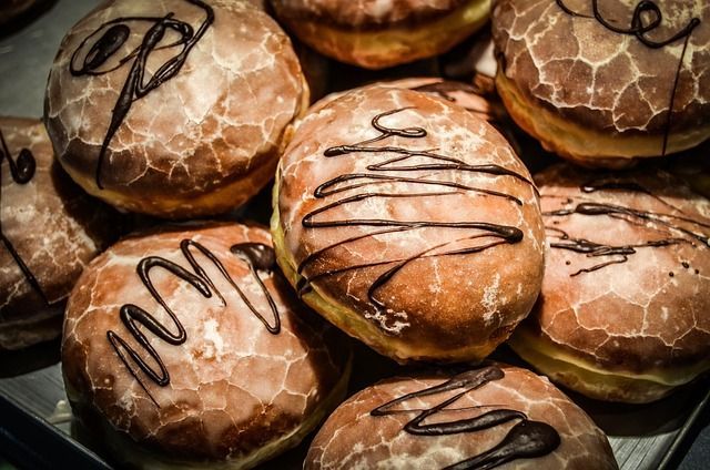 Un montón de donas están colocadas una encima de la otra sobre una mesa.