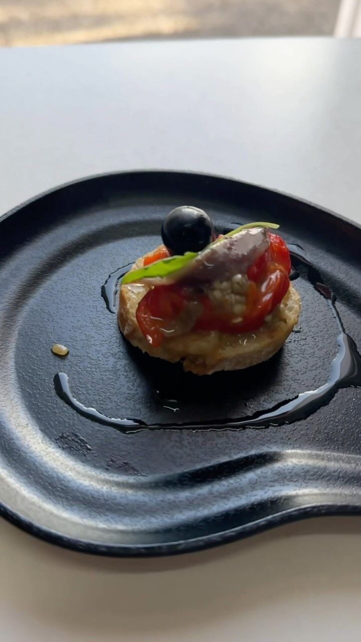Un primer plano de un plato de comida sobre una mesa.