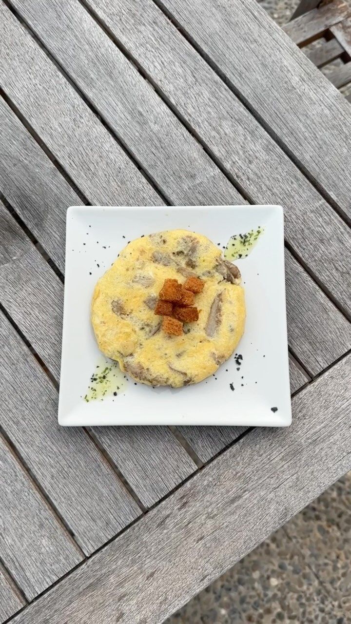 Un plato de comida está sobre una mesa de madera.