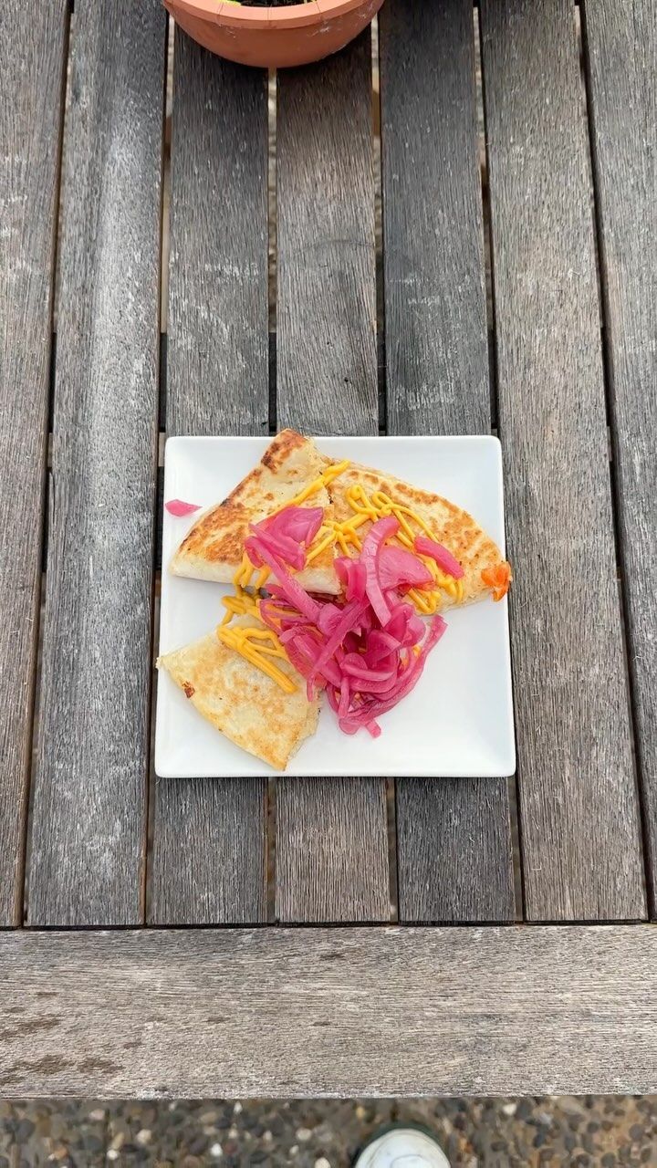 Un plato de comida está sobre una mesa de madera.