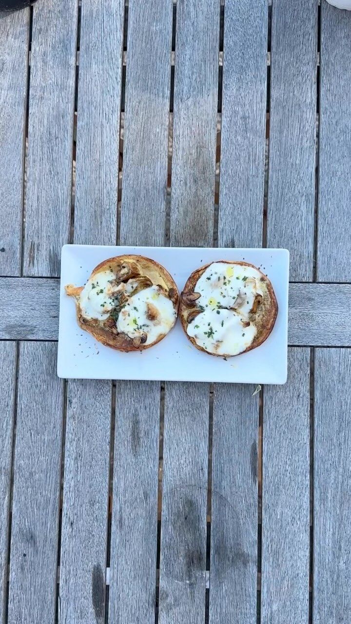 Un plato de comida está sobre una mesa de madera.