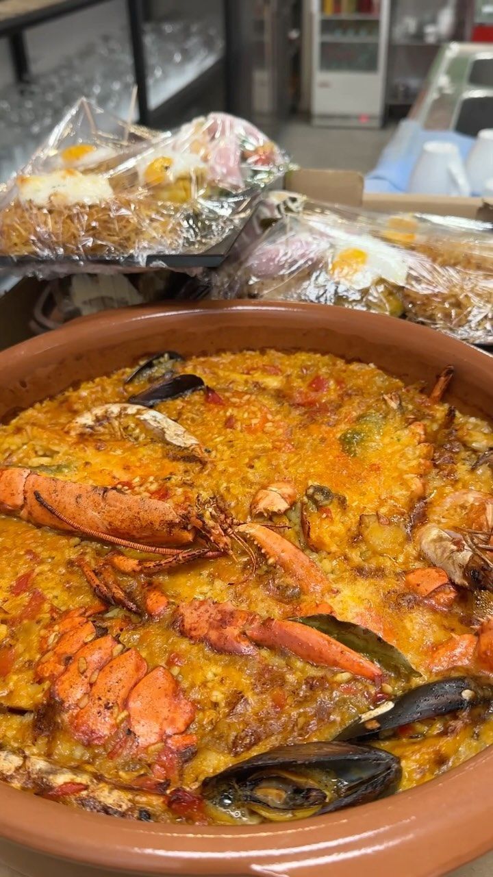 Un primer plano de un plato de comida sobre una mesa.