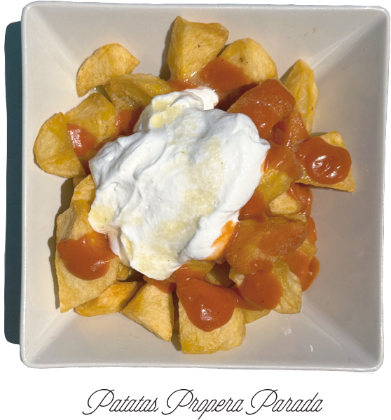 Un plato de patatas con crema agria y salsa dice patatas propera parada