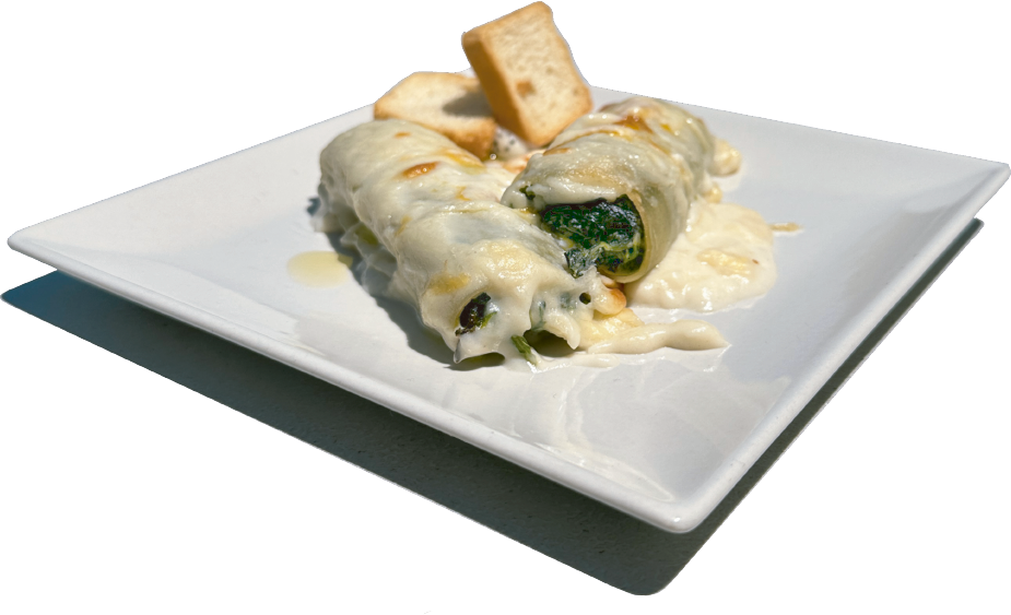 Un plato blanco cubierto con un panecillo de comida y una galleta.