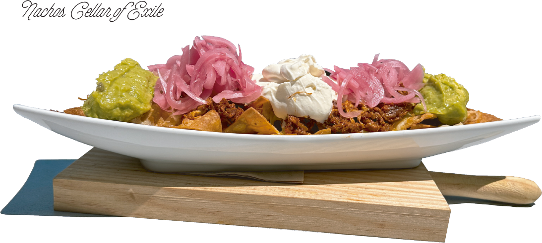 Un plato de comida con guacamole y cebollas en una tabla de cortar de madera.