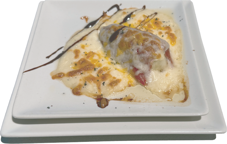 Un plato blanco con un trozo de comida encima.