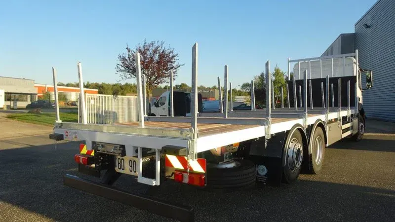 Camion avec plateaux nus 4