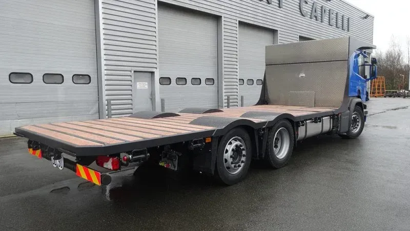 Camion avec plateaux nus 3