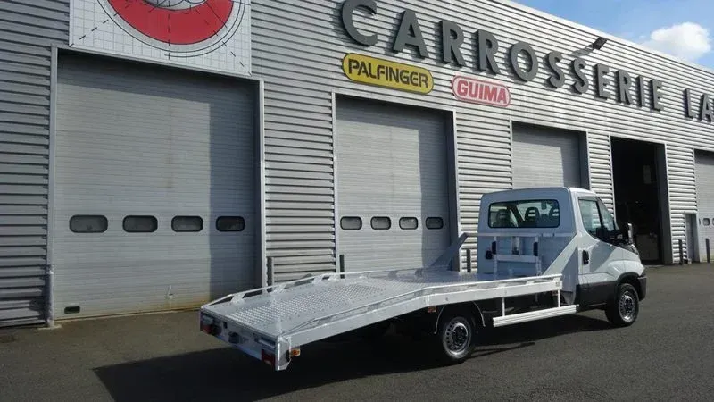 Camion avec plateaux nus 2