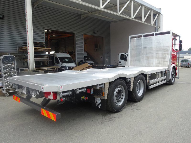 Camion avec plateaux nus 5