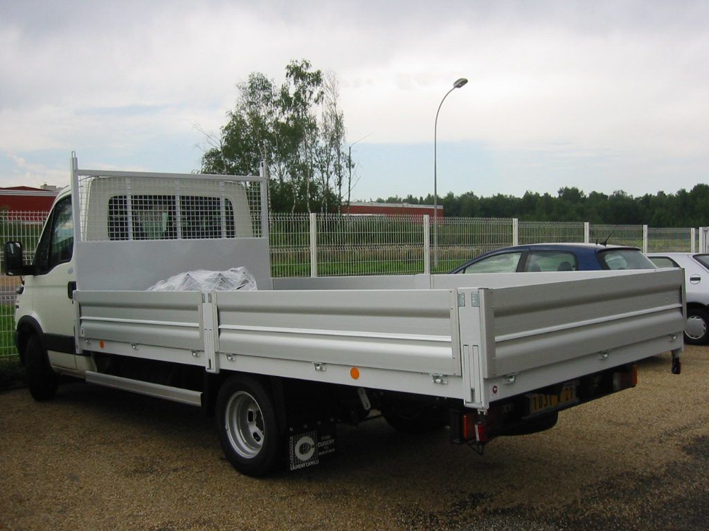 camion avec plateaux ridelles 3