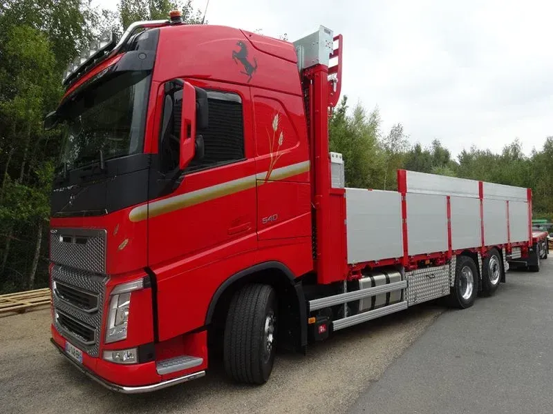 camion avec plateaux ridelles 2