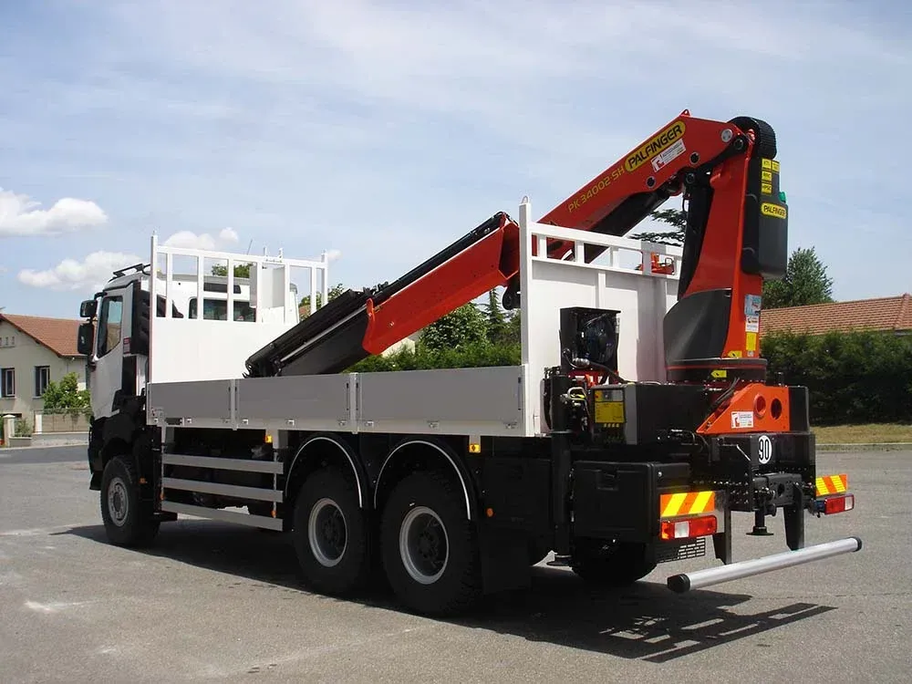 camion avec plateaux ridelles 6