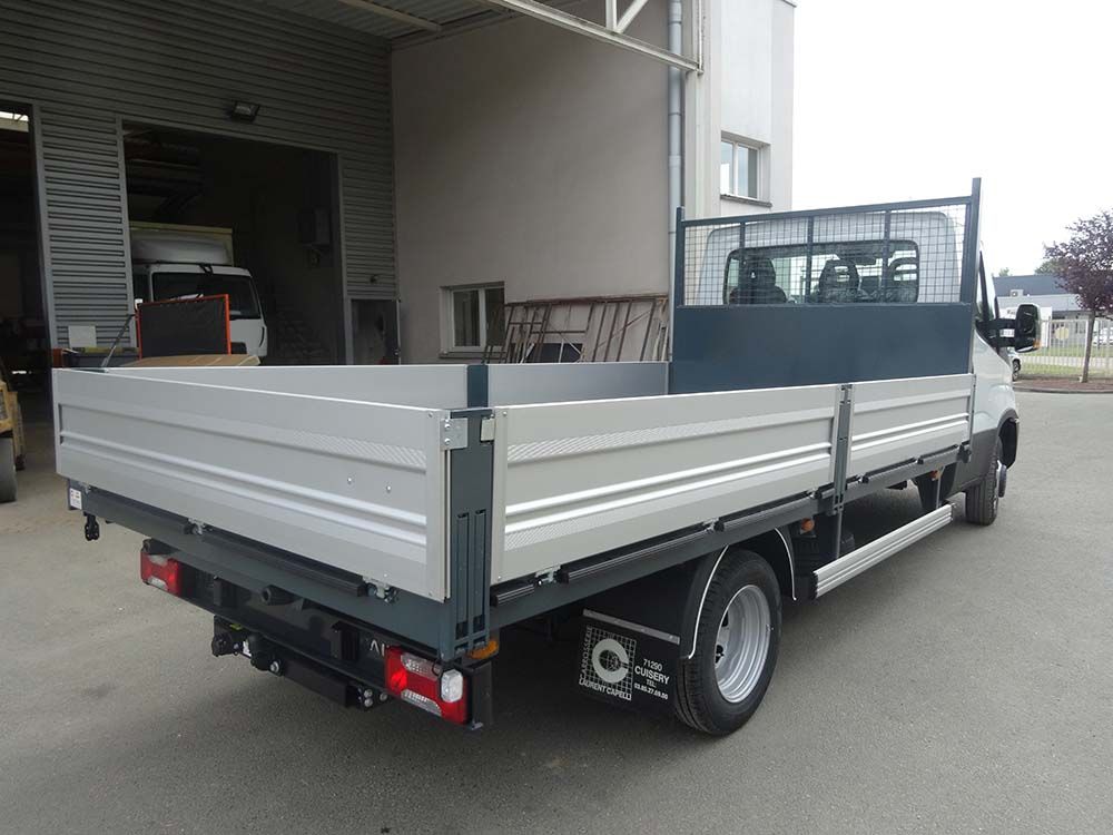 camion avec plateaux ridelles 4