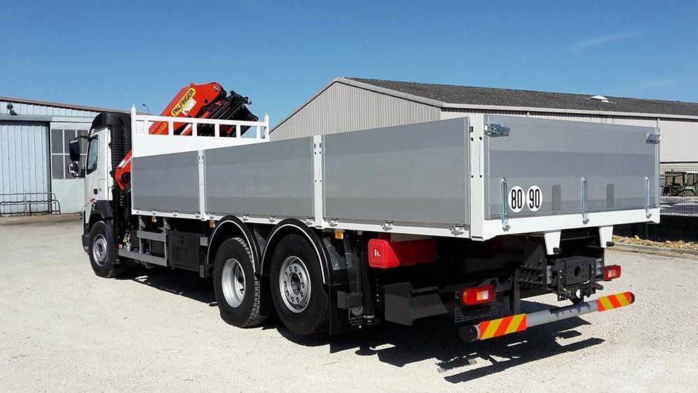 camion avec plateaux ridelles 5