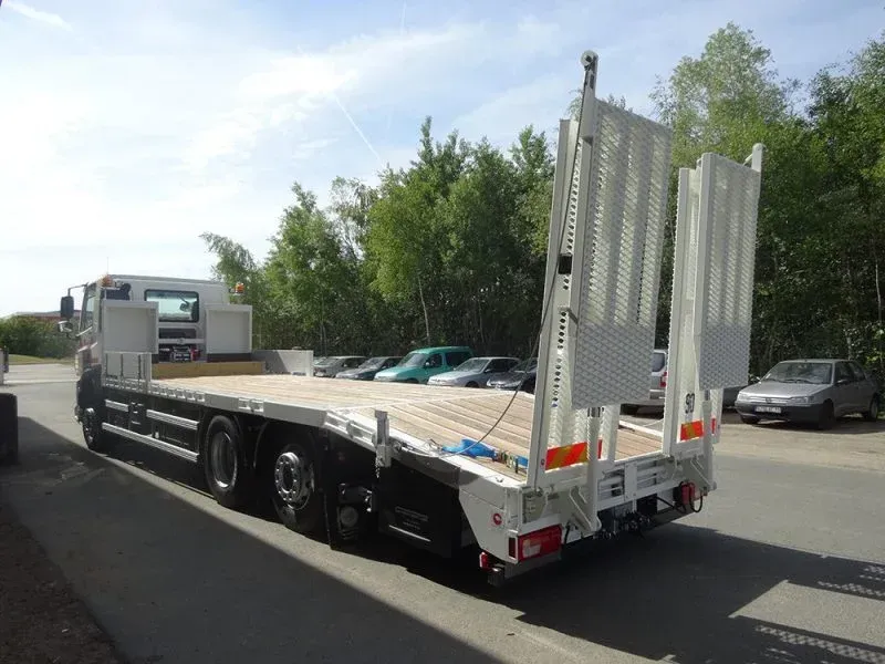 Camion avec plateaux porte-engins 4