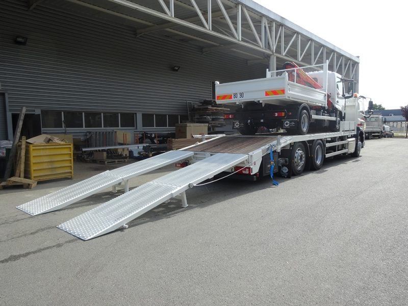 Camion avec plateaux porte-engins 3