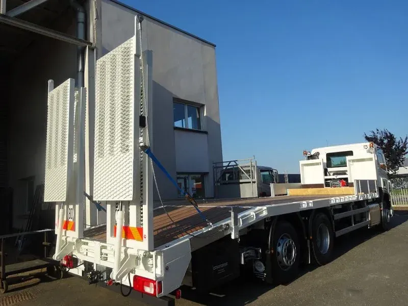 Camion avec plateaux porte-engins 2