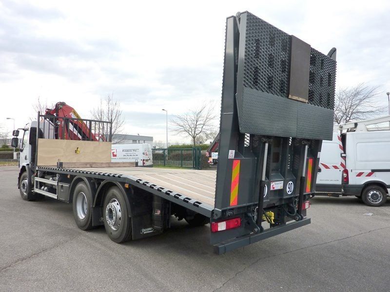 Camion avec plateaux porte-engins 1