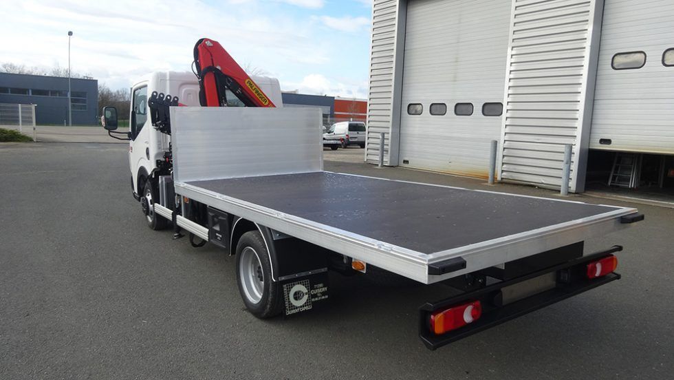 camion 5 avec une grue de levage Palfinger sur plateau