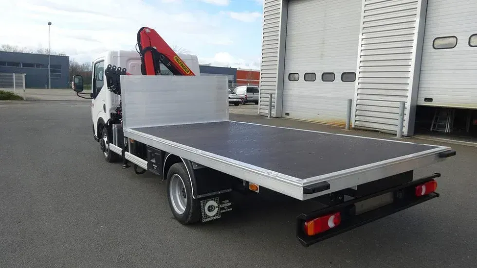 Camion avec plateaux nus 6