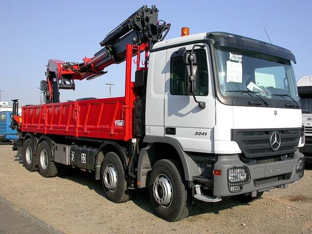 camion 6 avec une grue de levage Palfinger sur plateau
