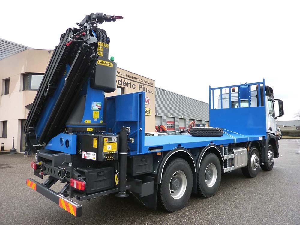 camion 7 avec une grue de levage Palfinger sur plateau