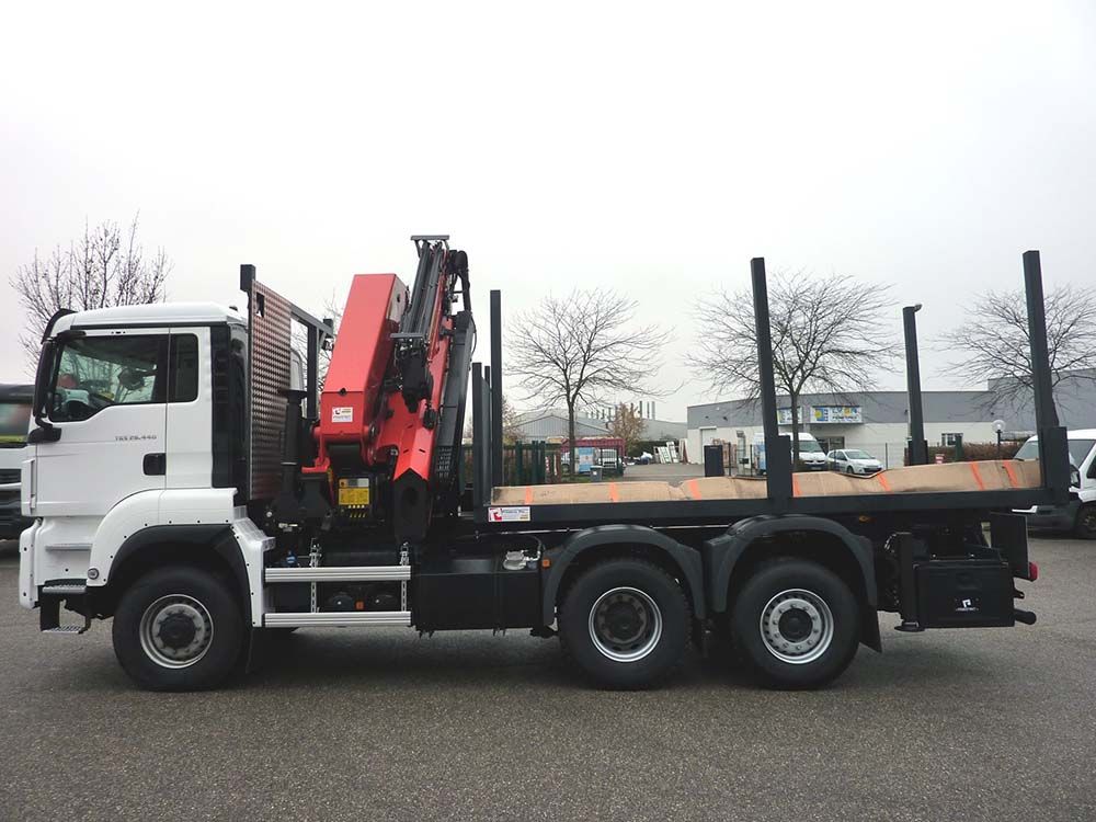 camion 4 avec une grue de levage Palfinger sur plateau