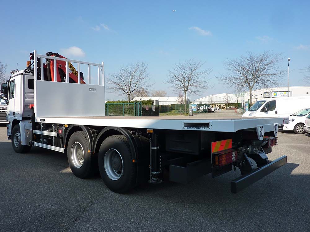 camion 2 avec une grue de levage Palfinger sur plateau