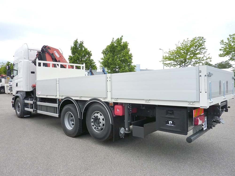 Camion avec plateau grue 2