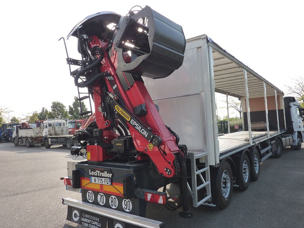 Remorque avec grue forestière à l'arrière