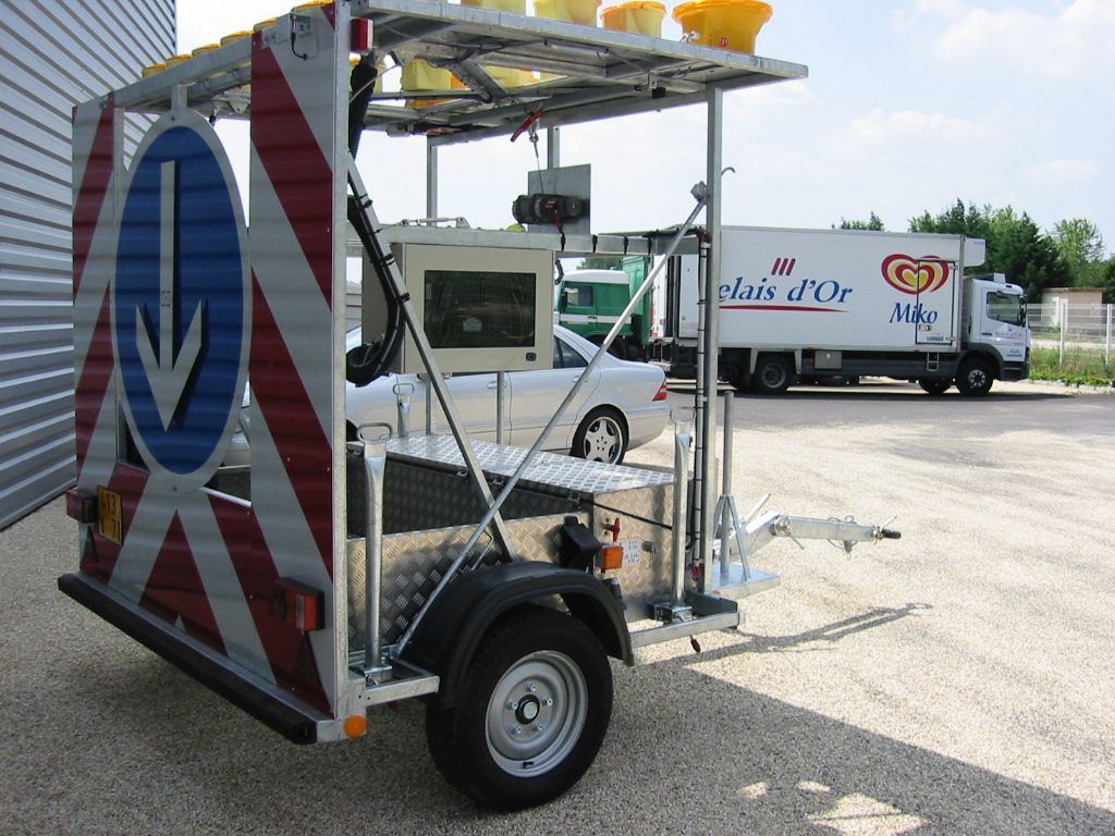 remorque avec panneaux de signalisations