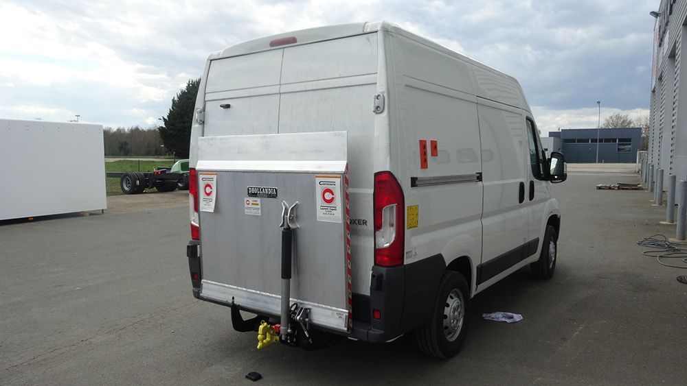 Camion avec hayons 5