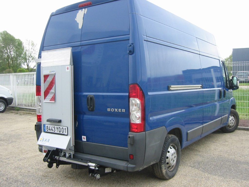 Camion avec hayons 6