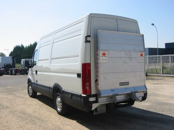 Camion avec hayons 3