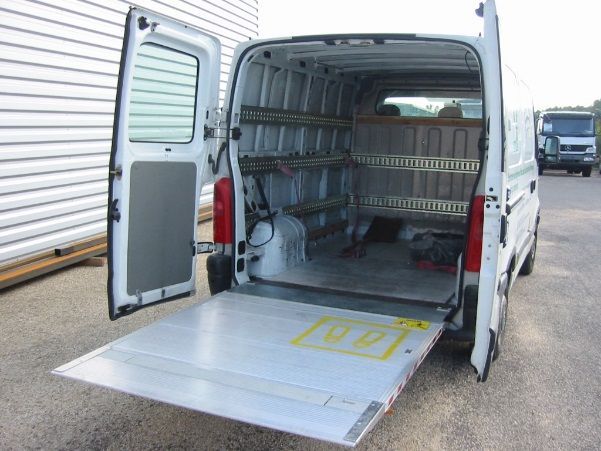 Camion avec hayons 4