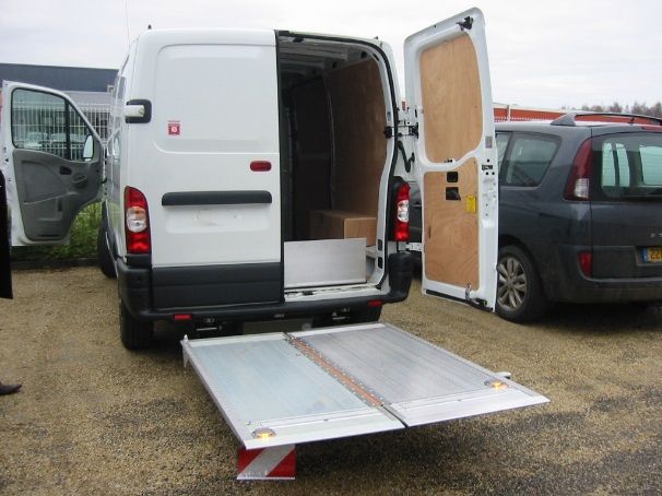 Camion avec hayons 1