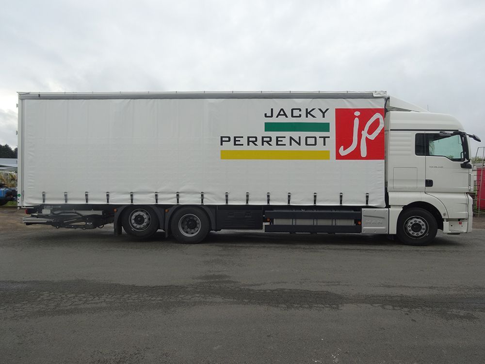 Camion avec remorque à rideau coulissant 2