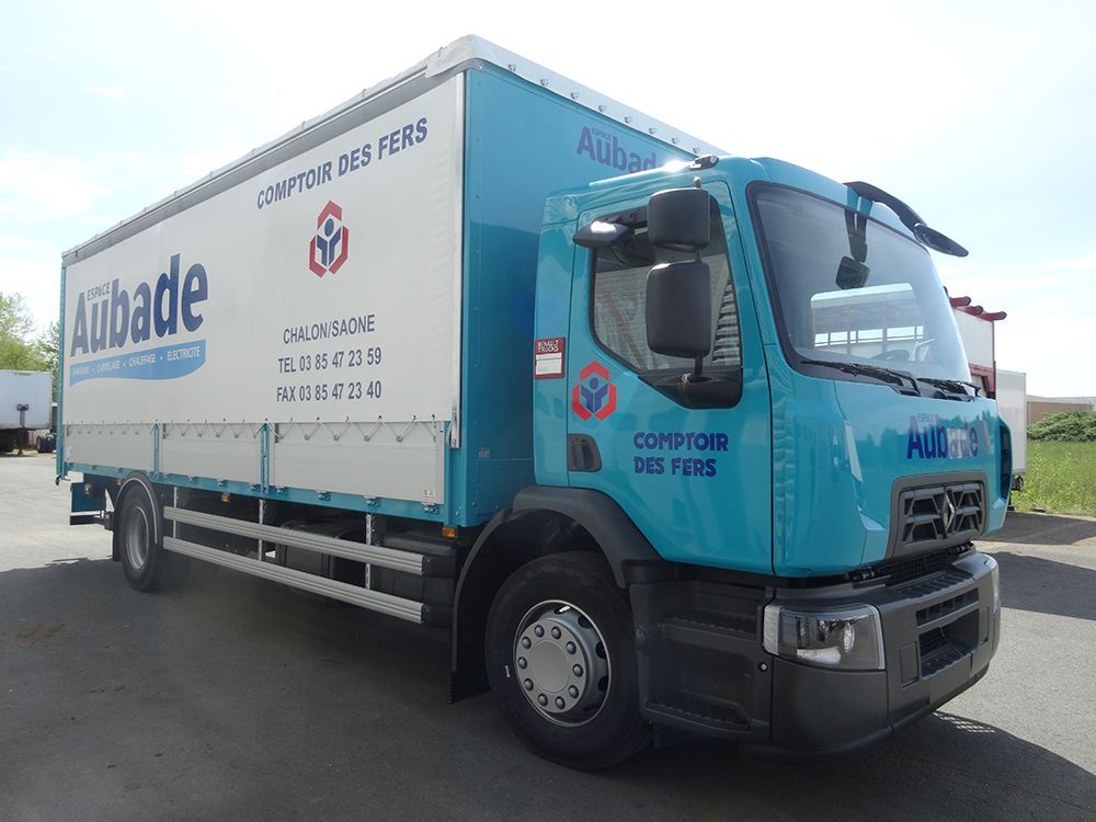 Camion avec remorque à rideau coulissant 1