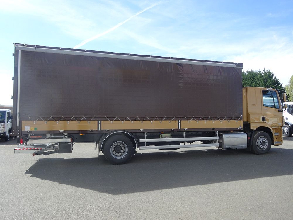 Camion avec remorque à rideau coulissant 3