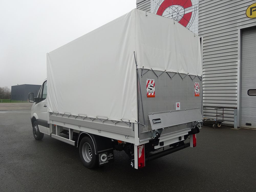 Camion avec remorque à rideau coulissant 4