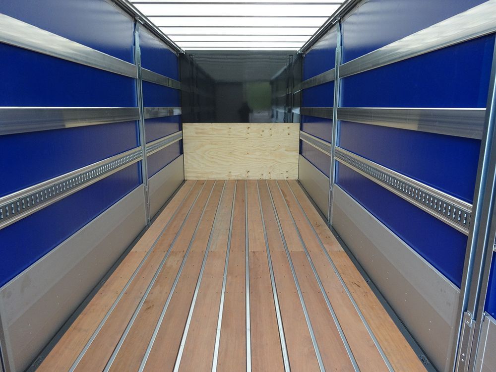 Camion avec remorque à rideau coulissant 5