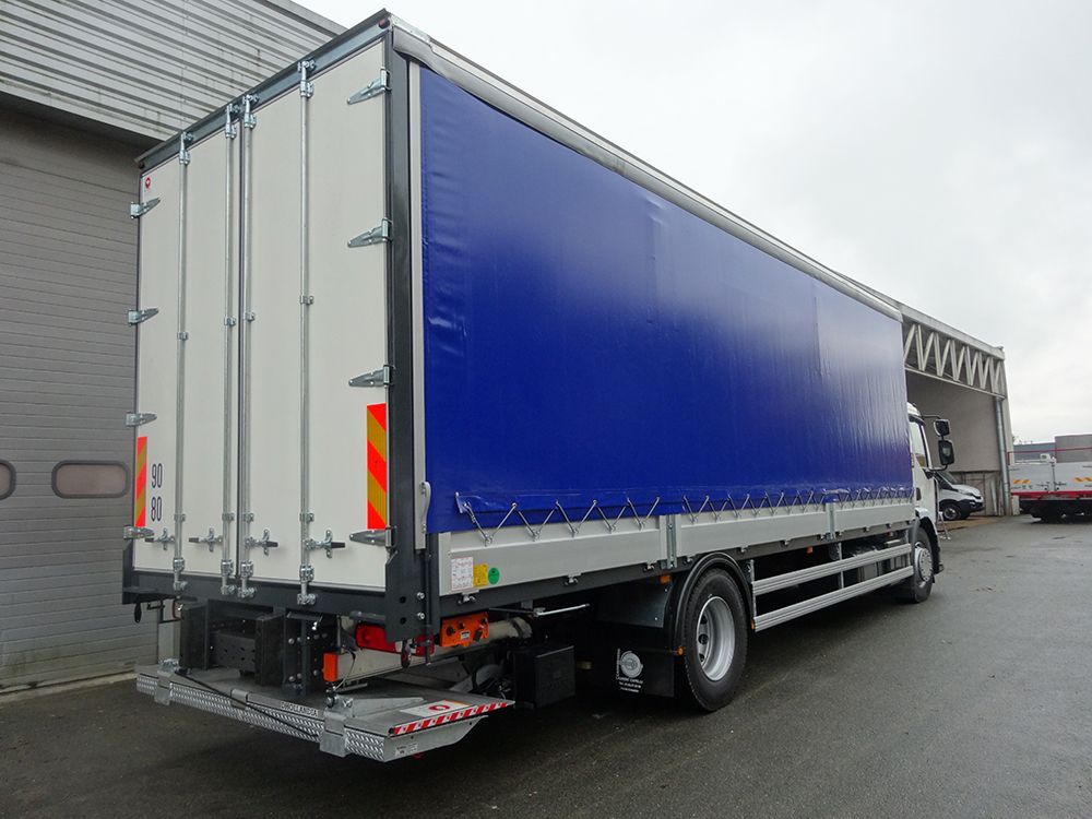 Camion avec remorque à rideau coulissant 6